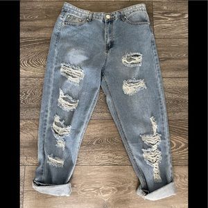 PRETTYLITTLETHING DISTRESSED BOYFRIEND JEANS